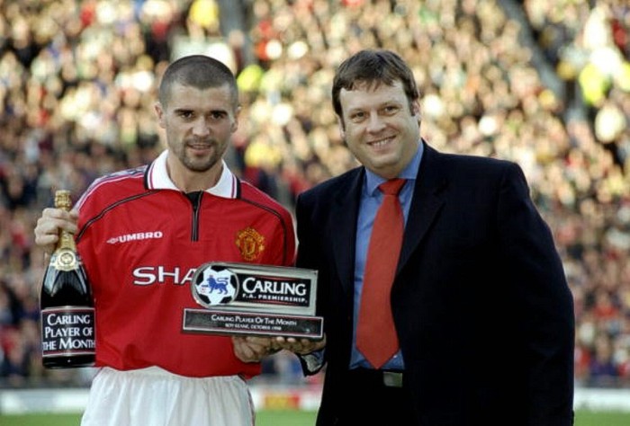 4. Ký với Roy Keane (1993): 7 Premier League, 4 FA Cup và 1 Champions League, Roy Keane thực sự là một trong những bản hợp đồng tuyệt vời nhất của Sir Alex Ferguson. Ông đã ký được với một tiền vệ có thể xuất hiện ở cả hai khu cấm địa trong suốt trận đấu và không hề ngán ngại khi phải xoạc ngã đối thủ. Và tài lãnh đạo của Keane không thể bị so sánh, anh là người đeo băng đội trưởng dài nhất trong kỷ nguyên Premier League của M.U (1997 – 2005).